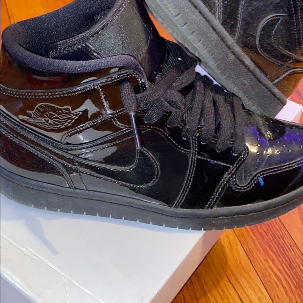 Air Jordan 1 Mid 
“Black Patent Leather” - Picture 3 of 6